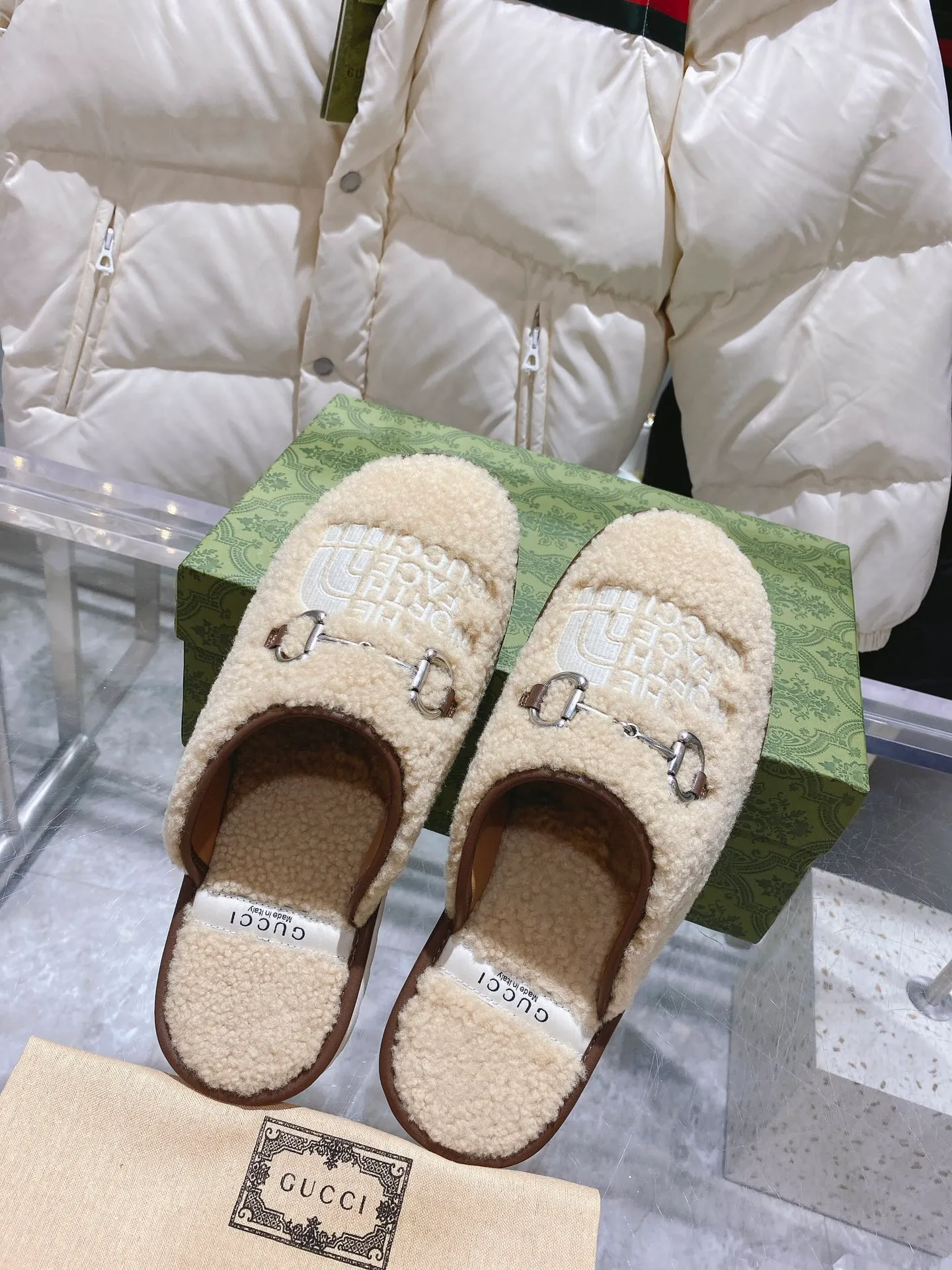 👟👟Ex-factory price 480👟👟Gucci official website collaboration foreign trade hot-selling autumn and winter 🐑wool slippers. This pair of sandals is part of The North Face x Gucci series, which connects two brands with similar history and values ​​to celebrate the spirit of exploration. The pieces feature a range of vibrant prints, with merino wool embroidered with The North Face x Gucci logo, florals and forest-inspired patterns. Beige Merino wool Unisex The North Face x Gucci Logo web label Rubber foam sole Flat Made in Italy Women’s sizes 36-40 Men’s sizes 39-48